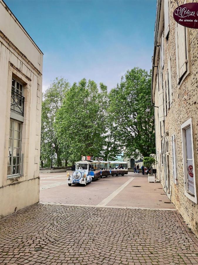 Vue Magique Sur Le Chateau Dans Un Quartier Populaire Pau Bagian luar foto
