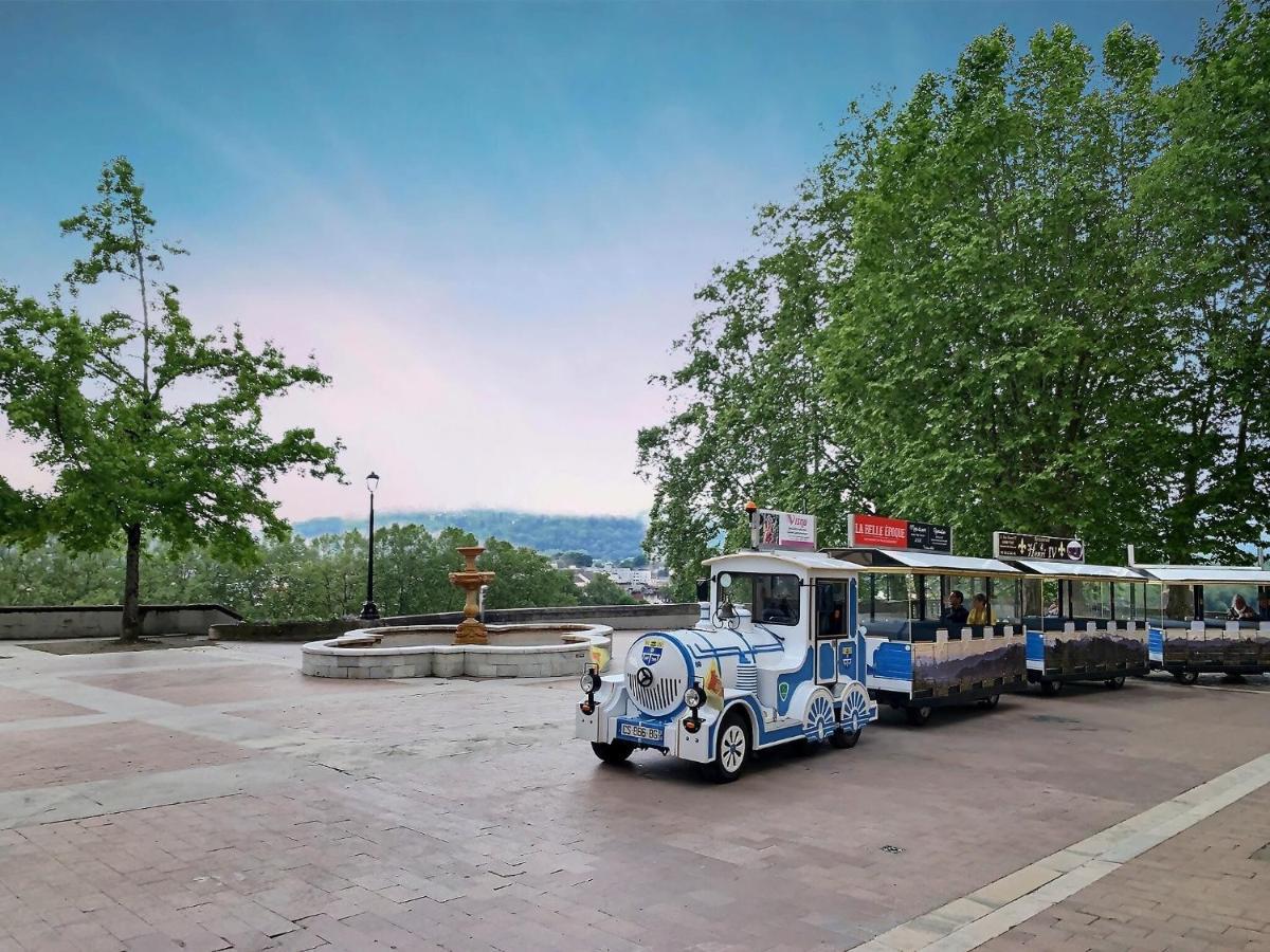 Vue Magique Sur Le Chateau Dans Un Quartier Populaire Pau Bagian luar foto
