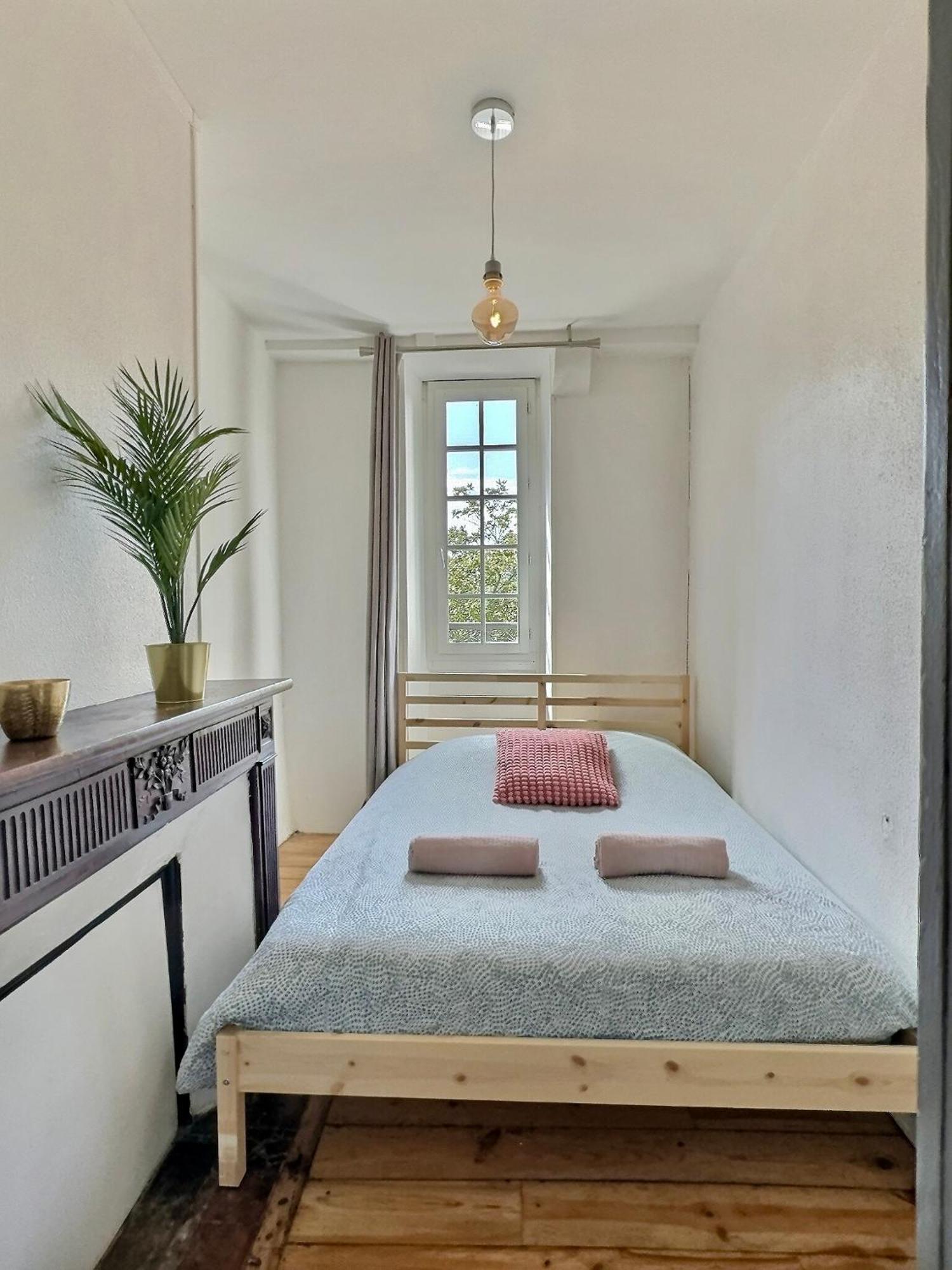 Vue Magique Sur Le Chateau Dans Un Quartier Populaire Pau Bagian luar foto